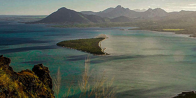 Viewpoint of morne brabant and ile aux benitiers (2)